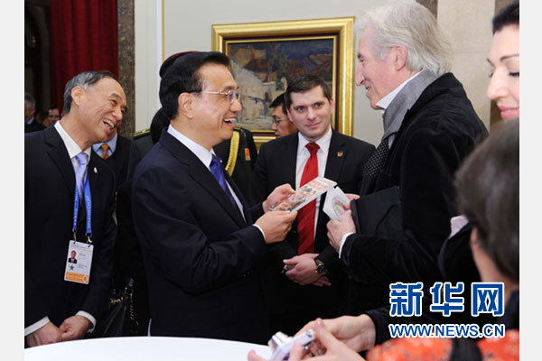 12月18日，中國(guó)國(guó)務(wù)院總理李克強(qiáng)在貝爾格萊德市政廳接受&ldquo;貝爾格萊德榮譽(yù)市民&rdquo;證書(shū)，塞爾維亞總理武契奇陪同出席。隨后，李克強(qiáng)同塞各界知名人士親切會(huì)見(jiàn)并互動(dòng)交流。這是李克強(qiáng)同電影《瓦爾特保衛(wèi)薩拉熱窩》的演員薩馬爾季奇親切交談。新華社記者 饒愛(ài)民 攝