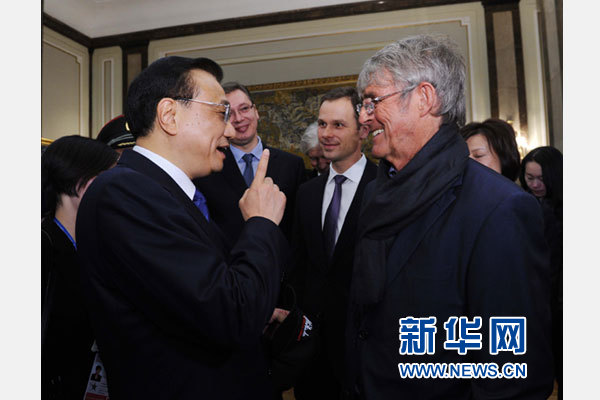 12月18日，中國(guó)國(guó)務(wù)院總理李克強(qiáng)在貝爾格萊德市政廳接受&ldquo;貝爾格萊德榮譽(yù)市民&rdquo;證書(shū)，塞爾維亞總理武契奇陪同出席。隨后，李克強(qiáng)同塞各界知名人士親切會(huì)見(jiàn)并互動(dòng)交流。這是李克強(qiáng)同著名足球教練米盧蒂諾維奇親切交談。新華社記者 饒愛(ài)民 攝