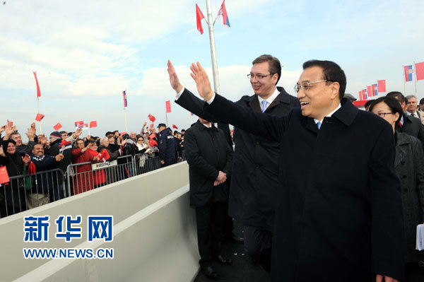 12月18日，中國(guó)國(guó)務(wù)院總理李克強(qiáng)在貝爾格萊德同塞爾維亞總理武契奇共同出席貝爾格萊德跨多瑙河大橋竣工儀式。這是李克強(qiáng)與武契奇在儀式現(xiàn)場(chǎng)向塞爾維亞群眾揮手致意。新華社記者 饒愛民 攝
