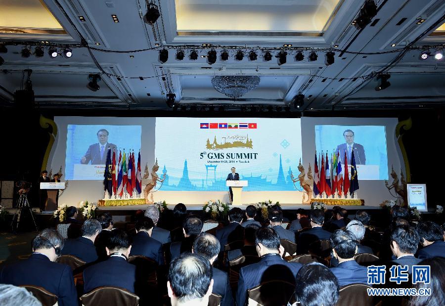 12月20日，中國國務(wù)院總理李克強(qiáng)在曼谷出席大湄公河次區(qū)域經(jīng)濟(jì)合作領(lǐng)導(dǎo)人第五次會議。這是李克強(qiáng)在開幕式上致辭。 新華社記者饒愛民攝 