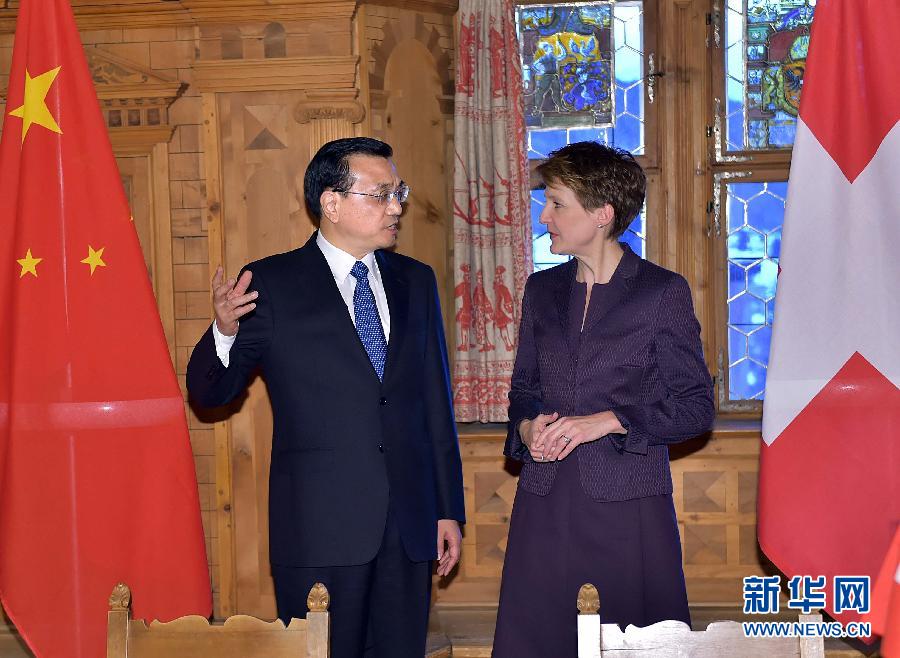 1月21日，國(guó)務(wù)院總理李克強(qiáng)在達(dá)沃斯同瑞士聯(lián)邦主席索馬魯加舉行會(huì)談。這是會(huì)談結(jié)束后，李克強(qiáng)與索馬魯加共同出席雙邊金融、食品、藥品、科研、人員往來(lái)等領(lǐng)域合作文件簽字儀式。新華社記者 李濤 攝