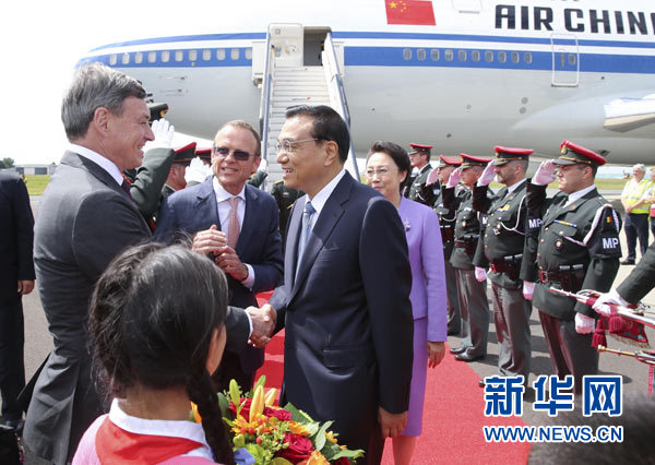 當(dāng)?shù)貢r間6月28日下午，經(jīng)中歐雙方商定，國務(wù)院總理李克強乘專機(jī)抵達(dá)比利時首都布魯塞爾，出席第十七次中國歐盟領(lǐng)導(dǎo)人會晤。李克強總理夫人程虹同機(jī)抵達(dá)。歐盟和比利時政府高級官員到阿貝拉格機(jī)場迎接。新華社記者 龐興雷 攝 