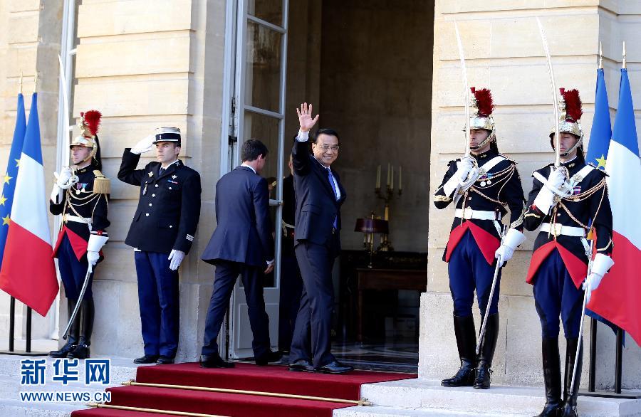 6月30日，中國國務(wù)院總理李克強在巴黎總理府同法國總理瓦爾斯舉行會談。 新華社記者 馬占成 攝