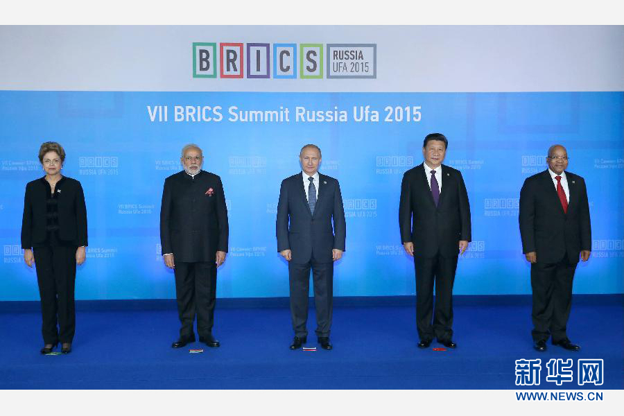 7月9日，金磚國家領(lǐng)導(dǎo)人第七次會(huì)晤在俄羅斯烏法舉行。中國國家主席習(xí)近平、俄羅斯總統(tǒng)普京、巴西總統(tǒng)羅塞夫、印度總理莫迪、南非總統(tǒng)祖馬出席。這是金磚國家領(lǐng)導(dǎo)人集體合影。新華社記者 龐興雷 攝