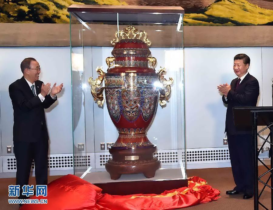 9月27日，國(guó)家主席習(xí)近平在紐約出席中國(guó)向聯(lián)合國(guó)贈(zèng)送&ldquo;和平尊&rdquo;儀式。聯(lián)合國(guó)秘書(shū)長(zhǎng)潘基文出席。 新華社記者 李濤 攝 