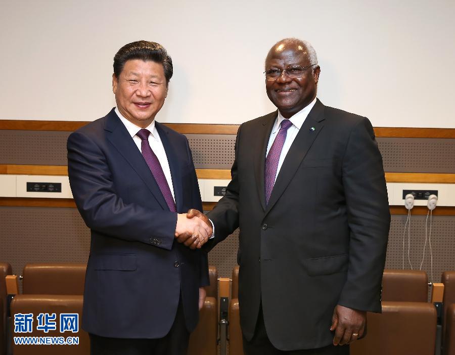 9月27日，國家主席習近平在紐約會見塞拉利昂總統(tǒng)科羅馬。新華社記者 龐興雷 攝 