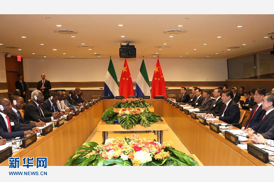 9月27日，國家主席習近平在紐約會見塞拉利昂總統(tǒng)科羅馬。新華社記者 龐興雷 攝