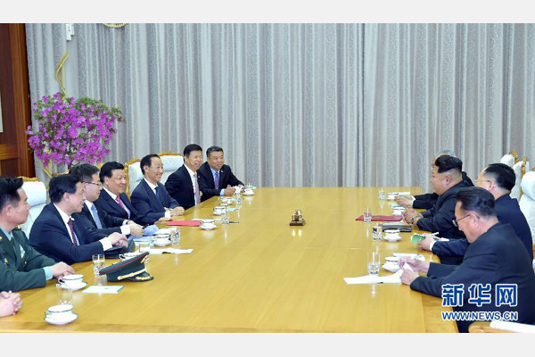 10月9日，中共中央政治局常委、中央書記處書記劉云山在平壤百花園迎賓館會見朝鮮勞動黨第一書記金正恩。 新華社記者 李濤 攝 