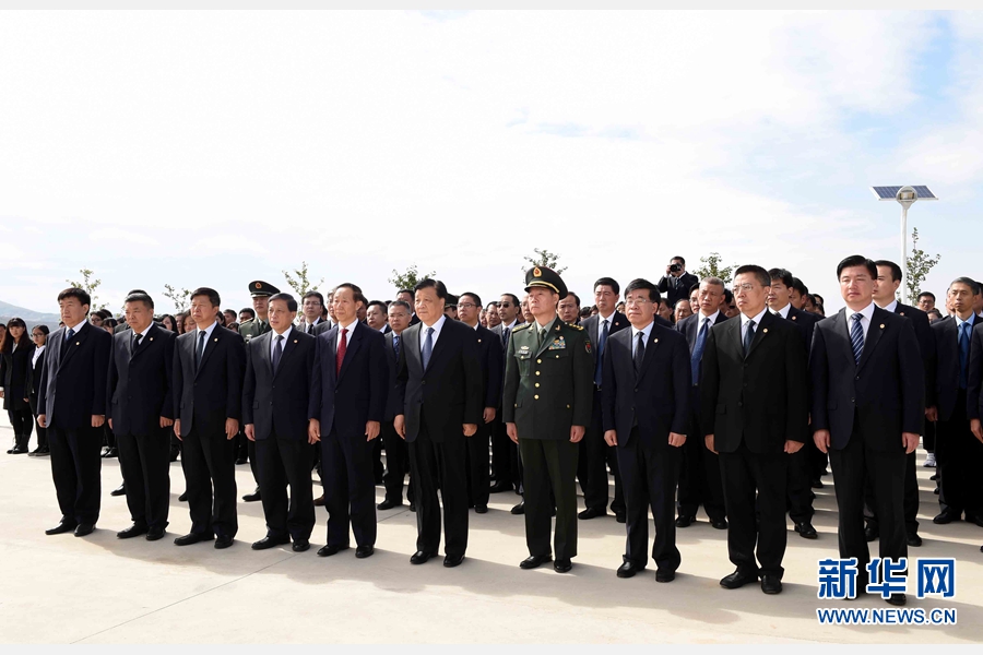 10月11日，中共中央政治局常委、中央書(shū)記處書(shū)記劉云山專(zhuān)程趕赴安州祭掃中國(guó)人民志愿軍烈士陵園，向中國(guó)人民志愿軍烈士敬獻(xiàn)花籃并默哀。 新華社記者 饒愛(ài)民 攝