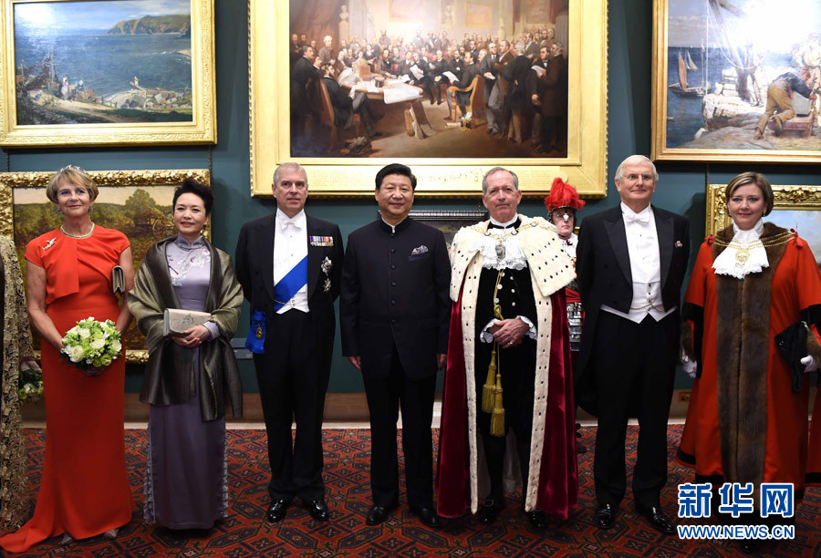 當(dāng)?shù)貢r(shí)間10月21日，國(guó)家主席習(xí)近平在倫敦金融城市政廳發(fā)表題為《共倡開(kāi)放包容共促和平發(fā)展》的重要演講。這是習(xí)近平和夫人彭麗媛同嘉賓合影。 新華社記者 饒愛(ài)民 攝