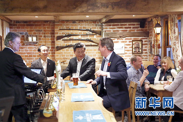 這是會(huì)晤結(jié)束后，習(xí)近平在卡梅倫陪同下乘車前往當(dāng)?shù)匦℃?zhèn)體驗(yàn)酒吧文化。新華社記者 鞠鵬 攝