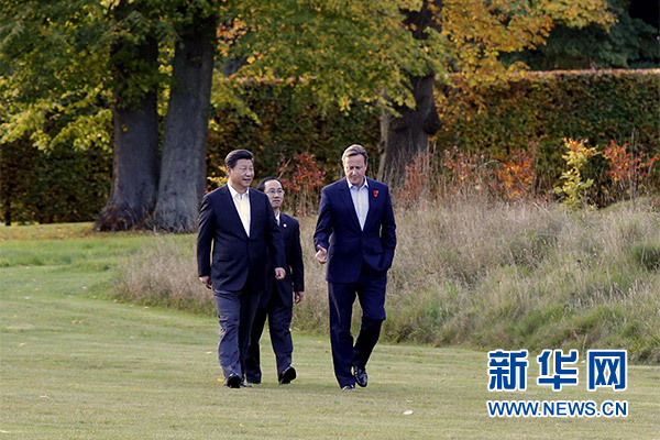 這是習(xí)近平與卡梅倫漫步草坪，邊走邊談。新華社記者 鞠鵬攝