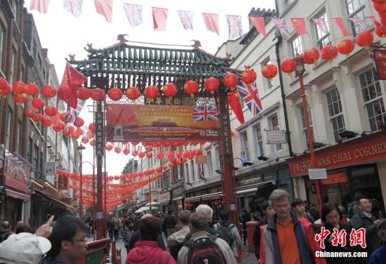 習(xí)近平主席訪問英國，倫敦唐人街掛出大紅燈籠和中英兩國國旗。 <a target='_blank' ><p  align=