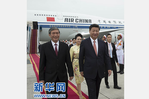 11月5日，中共中央總書記、國家主席習(xí)近平抵達越南首都河內(nèi)，開始對越南進行國事訪問。這是越南高級官員到機場迎接習(xí)近平和夫人彭麗媛。新華社記者李學(xué)仁攝