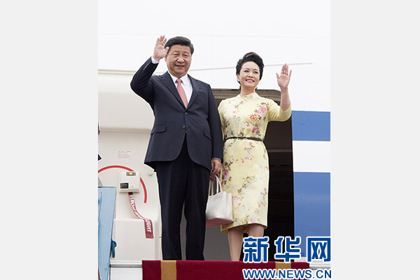 11月5日，中共中央總書記、國家主席習(xí)近平抵達越南首都河內(nèi)，開始對越南進行國事訪問。這是習(xí)近平和夫人彭麗媛步出艙門向歡迎人群揮手致意。新華社記者 李學(xué)仁 攝