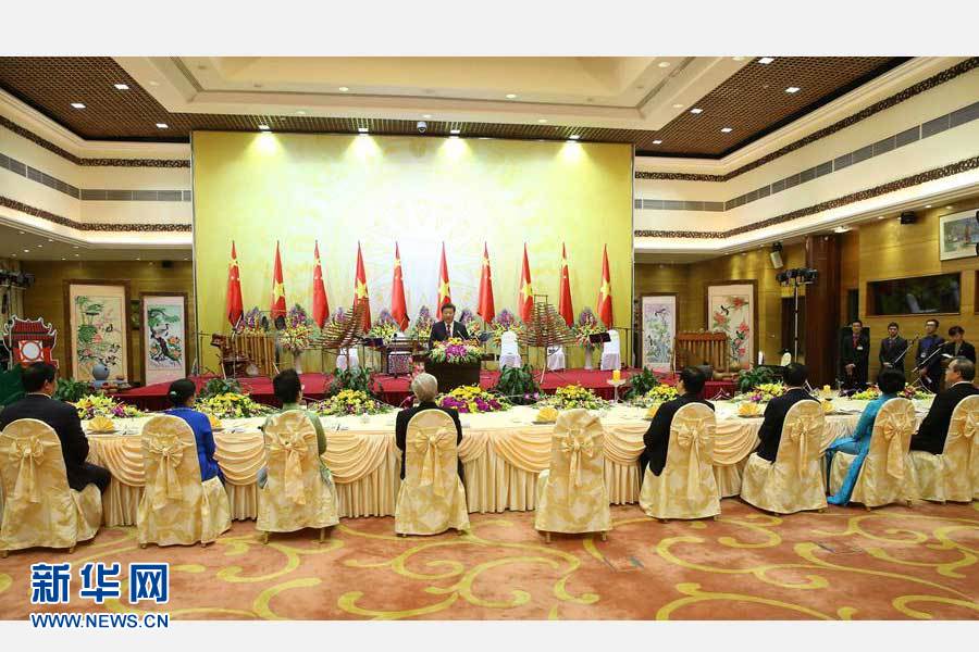 11月5日，中共中央總書記、國(guó)家主席習(xí)近平和夫人彭麗媛出席越共中央總書記阮富仲和越南國(guó)家主席張晉創(chuàng)在河內(nèi)國(guó)際會(huì)議中心舉行的盛大歡迎晚宴。新華社記者 龐興雷 攝 