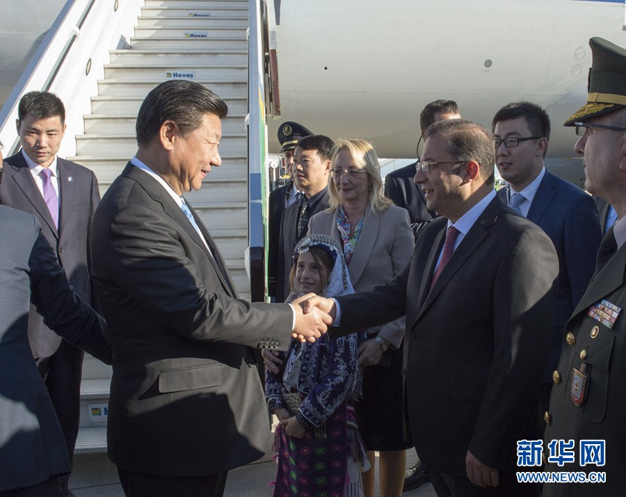  11月14日，國家主席習(xí)近平抵達土耳其安塔利亞，應(yīng)土耳其共和國總統(tǒng)埃爾多安邀請，出席二十國集團領(lǐng)導(dǎo)人第十次峰會。土耳其高級官員到機場迎接習(xí)近平主席一行。新華社記者 李學(xué)仁 攝 