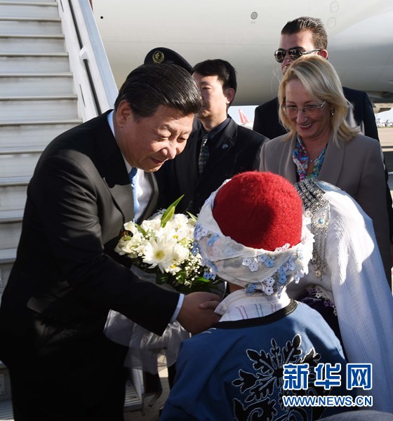 11月14日，國家主席習(xí)近平抵達土耳其安塔利亞，應(yīng)土耳其共和國總統(tǒng)埃爾多安邀請，出席二十國集團領(lǐng)導(dǎo)人第十次峰會。這是土耳其兒童向習(xí)近平主席獻花。新華社記者 饒愛民 攝 