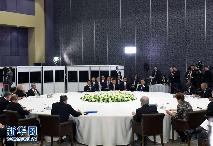  11月15日，金磚國家領(lǐng)導(dǎo)人非正式會晤在土耳其安塔利亞舉行，中國國家主席習(xí)近平、俄羅斯總統(tǒng)普京、印度總理莫迪、南非總統(tǒng)祖馬、巴西總統(tǒng)羅塞夫出席。習(xí)近平在會上發(fā)表題為《開拓機(jī)遇應(yīng)對挑戰(zhàn)》的重要講話。 新華社記者 饒愛民 攝 