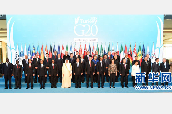 11月15日，二十國(guó)集團(tuán)領(lǐng)導(dǎo)人第十次峰會(huì)在土耳其安塔利亞舉行。國(guó)家主席習(xí)近平出席并發(fā)表題為《創(chuàng)新增長(zhǎng)路徑共享發(fā)展成果》的重要講話。這是習(xí)近平主席同與會(huì)領(lǐng)導(dǎo)人合影。 新華社記者 李學(xué)仁 攝