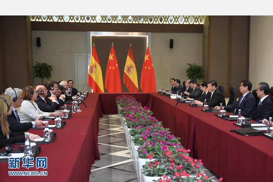 11月16日，國家主席習(xí)近平在土耳其安塔利亞會(huì)見西班牙首相拉霍伊。 新華社記者 張鐸 攝