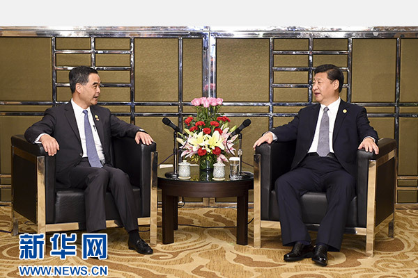 11月18日，國(guó)家主席習(xí)近平在菲律賓馬尼拉會(huì)見前來出席亞太經(jīng)合組織第二十三次領(lǐng)導(dǎo)人非正式會(huì)議的香港特別行政區(qū)行政長(zhǎng)官梁振英。新華社記者謝環(huán)馳攝