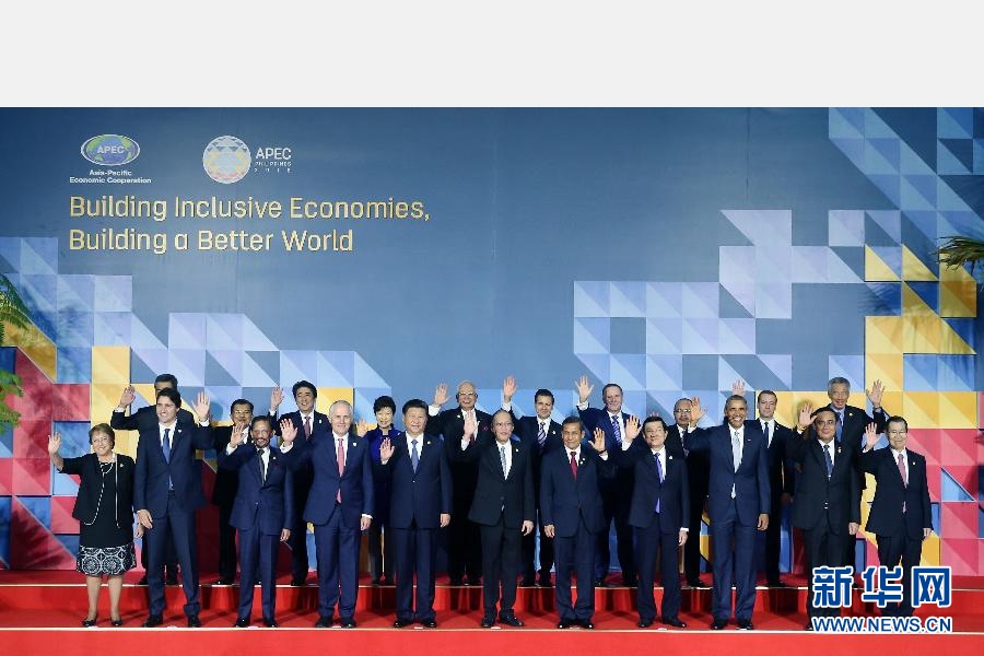 這是會議開始前，國家主席習近平同其他亞太經(jīng)合組織成員經(jīng)濟體領導人、代表合影。 新華社記者 姚大偉 攝
