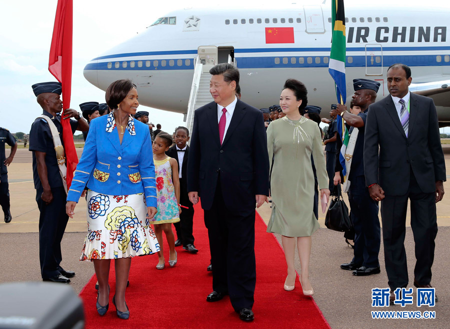 12月2日，國家主席習(xí)近平抵達南非首都比勒陀利亞，開始對南非進行國事訪問。南非外長馬沙巴內(nèi)等政府高級官員到機場迎接習(xí)近平和夫人彭麗媛。新華社記者蘭紅光攝