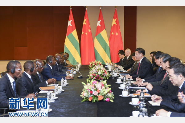 12月3日，國(guó)家主席習(xí)近平在約翰內(nèi)斯堡會(huì)見(jiàn)多哥總統(tǒng)福雷。新華社記者 謝環(huán)馳 攝 