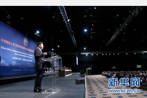 12月4日，國家主席習近平在約翰內(nèi)斯堡出席中非領(lǐng)導(dǎo)人與工商界代表高層對話會暨第五屆中非企業(yè)家大會閉幕式并發(fā)表題為《攜手共進，譜寫中非合作新篇章》的重要講話。新華社記者 姚大偉 攝