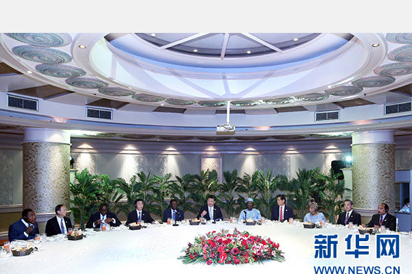 12月5日，國(guó)家主席習(xí)近平在約翰內(nèi)斯堡再次集體會(huì)見17位非洲國(guó)家領(lǐng)導(dǎo)人。 新華社記者 姚大偉 攝