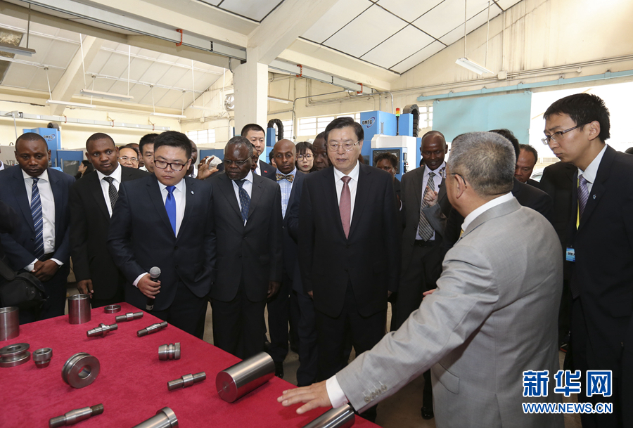 這是3月25日，張德江在肯尼亞首都內(nèi)羅畢考察中肯職業(yè)教育合作示范中心。 新華社記者丁林?jǐn)z