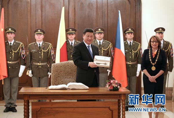 當(dāng)?shù)貢r間3月29日，國家主席習(xí)近平在捷克布拉格會見布拉格市長科爾娜喬娃，并接受科爾娜喬娃代表該市贈予的城市鑰匙。 新華社記者 龐興雷攝