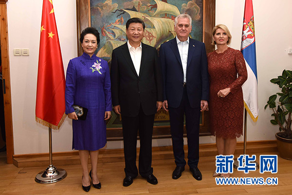 當(dāng)?shù)貢r間6月17日，國家主席習(xí)近平同塞爾維亞總統(tǒng)尼科利奇在貝爾格萊德舉行會晤。這是習(xí)近平和夫人彭麗媛同尼科利奇夫婦在和平別墅合影。新華社記者饒愛民攝