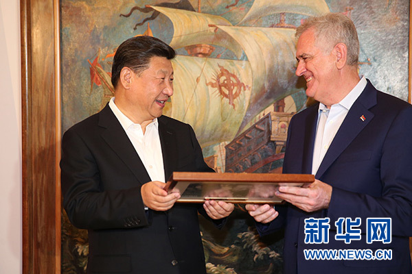 當(dāng)?shù)貢r間6月17日，國家主席習(xí)近平同塞爾維亞總統(tǒng)尼科利奇在貝爾格萊德舉行會晤。這是尼科利奇向習(xí)近平贈送紀(jì)念品。新華社記者饒愛民攝
