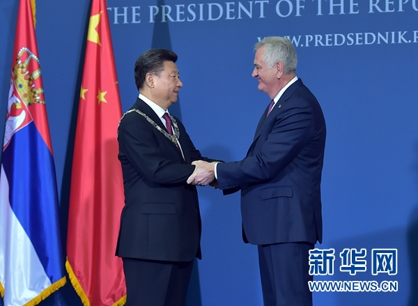 6月18日，國家主席習(xí)近平在貝爾格萊德同塞爾維亞總統(tǒng)尼科利奇舉行會(huì)談。會(huì)談后，尼科利奇向習(xí)近平授予塞爾維亞最高級(jí)別勛章&ldquo;共和國一級(jí)榮譽(yù)勛章&rdquo;，感謝習(xí)近平為中塞關(guān)系發(fā)展作出的杰出貢獻(xiàn)。新華社記者 李濤 攝 