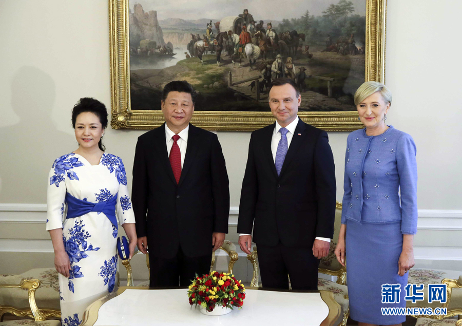 6月20日，國家主席習近平出席波蘭總統(tǒng)杜達在華沙總統(tǒng)府舉行的隆重歡迎儀式。歡迎儀式后，習近平和夫人彭麗媛同杜達和夫人阿加塔簡短寒暄。新華社記者 蘭紅光 攝