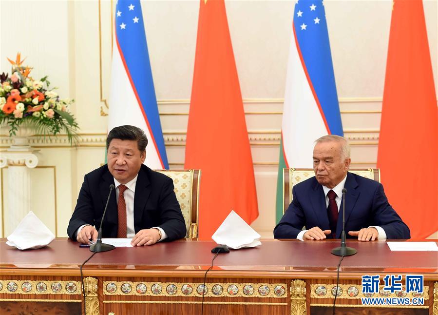 6月22日，國(guó)家主席習(xí)近平在塔什干庫(kù)克薩萊國(guó)賓館同烏茲別克斯坦總統(tǒng)卡里莫夫舉行會(huì)談。會(huì)談后，兩國(guó)元首共同會(huì)見(jiàn)記者。 新華社記者饒愛(ài)民攝