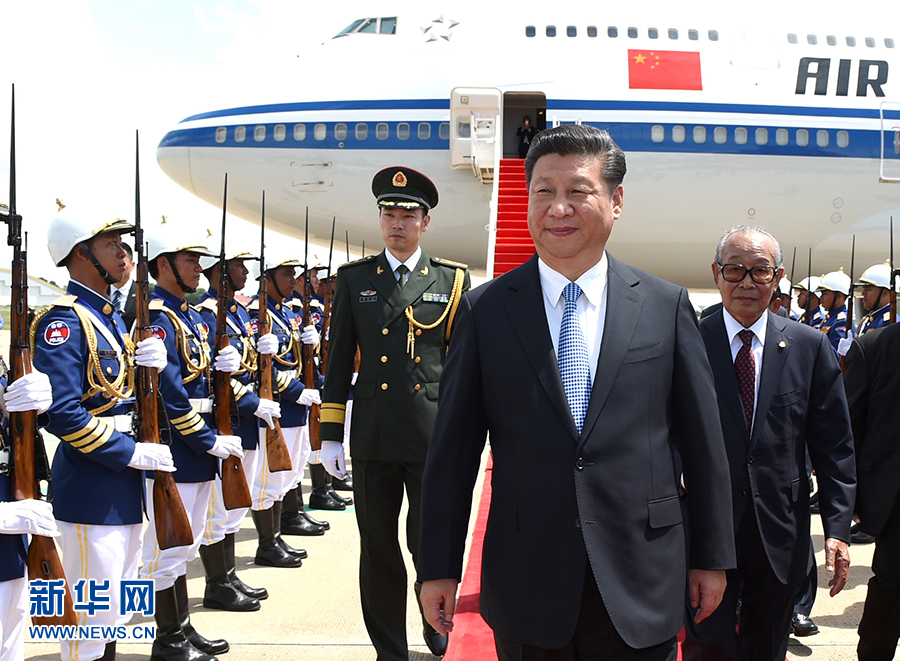 10月13日，國(guó)家主席習(xí)近平乘專機(jī)抵達(dá)金邊國(guó)際機(jī)場(chǎng)，開始對(duì)柬埔寨王國(guó)進(jìn)行國(guó)事訪問。柬埔寨副首相兼王宮事務(wù)大臣貢桑奧親王和夏卡朋親王、阿倫公主等在舷梯旁熱情迎接習(xí)近平主席。新華社記者　謝環(huán)馳　攝