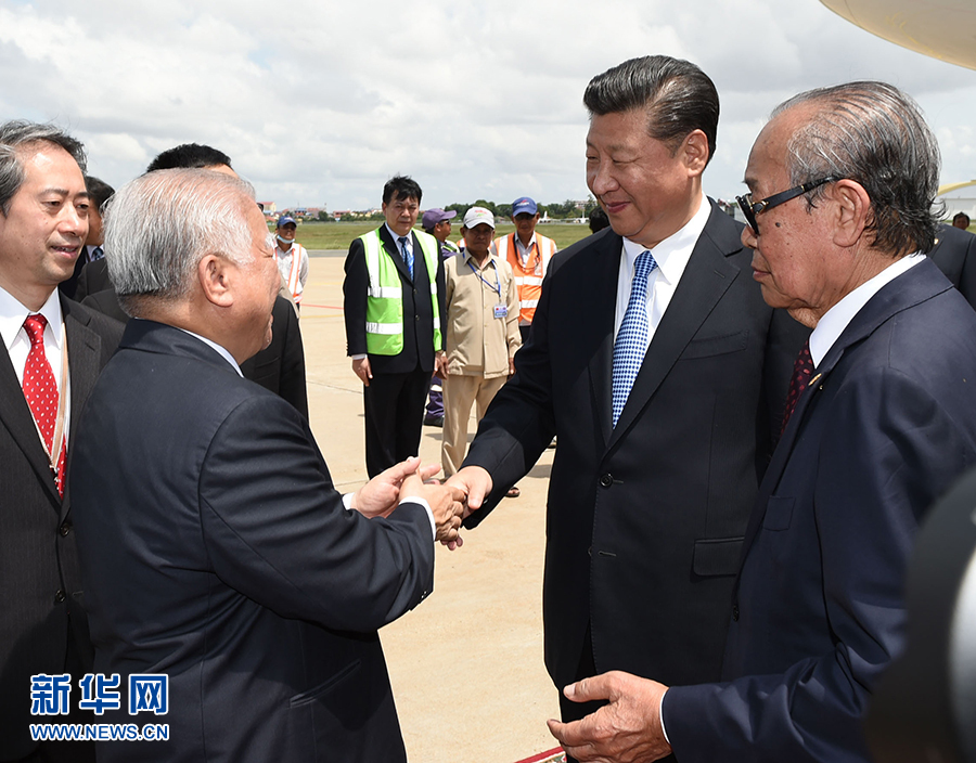 10月13日，國(guó)家主席習(xí)近平乘專機(jī)抵達(dá)金邊國(guó)際機(jī)場(chǎng)，開始對(duì)柬埔寨王國(guó)進(jìn)行國(guó)事訪問。柬埔寨副首相兼王宮事務(wù)大臣貢桑奧親王和夏卡朋親王、阿倫公主等在舷梯旁熱情迎接習(xí)近平主席。新華社記者　謝環(huán)馳　攝