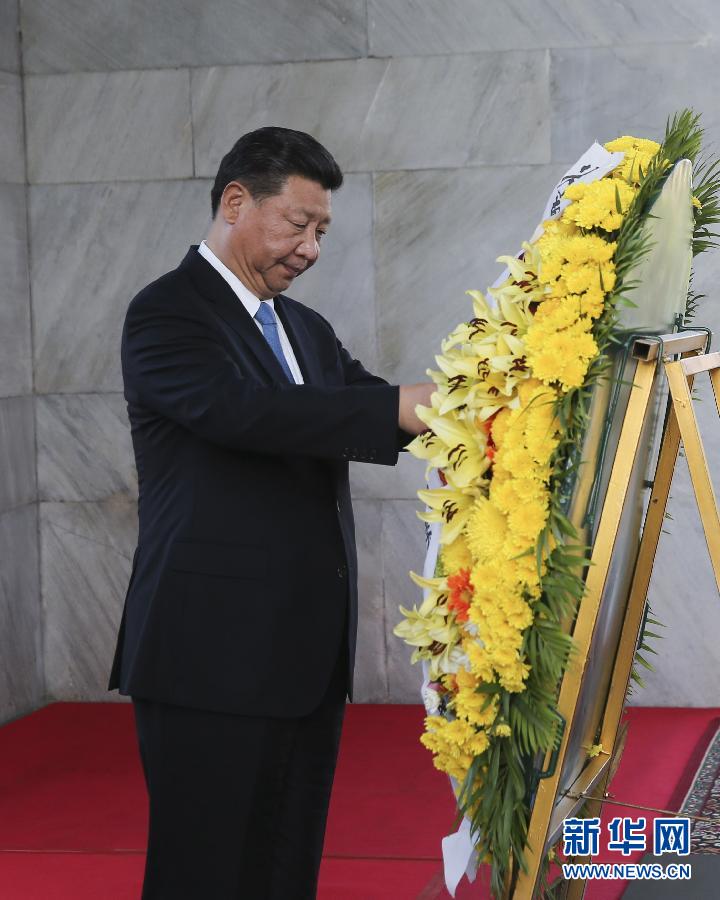 10月13日，國家主席習近平在金邊同柬埔寨首相洪森舉行會談。會談前，習近平向柬埔寨獨立紀念碑獻花圈。 新華社記者丁林攝 