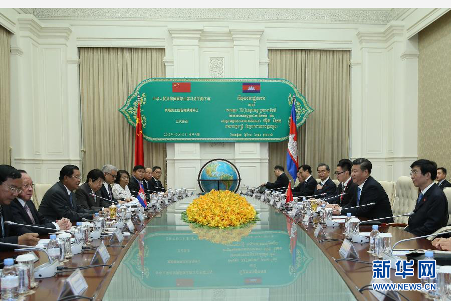 10月13日，國家主席習近平在金邊同柬埔寨首相洪森舉行會談。新華社記者蘭紅光攝 
