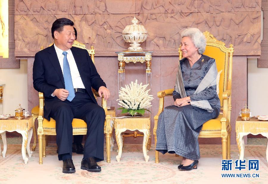 10月13日，國(guó)家主席習(xí)近平在金邊看望柬埔寨太后莫尼列。新華社記者姚大偉攝 