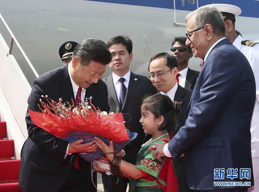 10月14日，國家主席習(xí)近平抵達(dá)達(dá)卡，開始對孟加拉人民共和國進(jìn)行國事訪問。這是習(xí)近平接受孟加拉國兒童獻(xiàn)花。 新華社記者 蘭紅光 攝