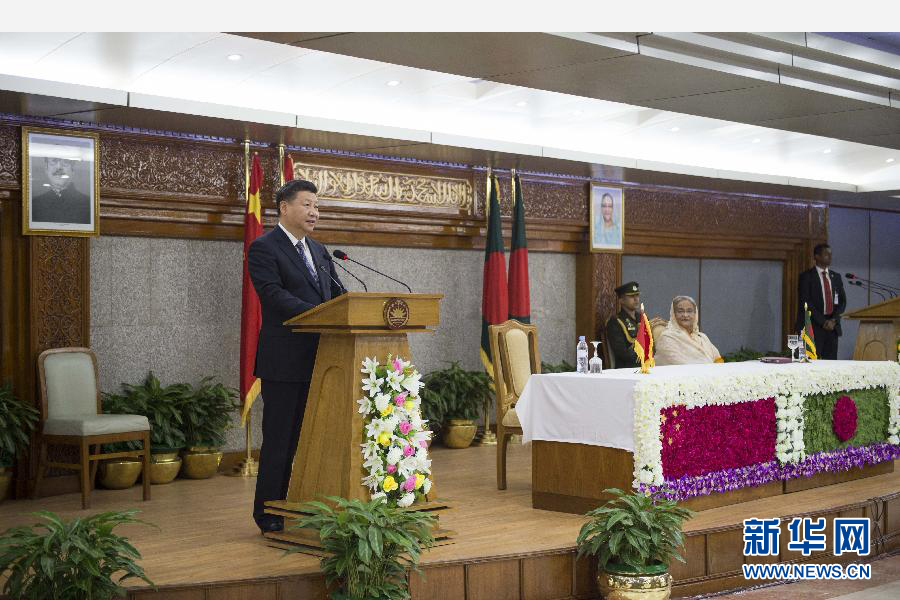 10月14日，國(guó)家主席習(xí)近平在達(dá)卡同孟加拉國(guó)總理哈西娜舉行會(huì)談。這是會(huì)談后，兩國(guó)領(lǐng)導(dǎo)人共同會(huì)見(jiàn)記者。 新華社記者謝環(huán)馳攝 