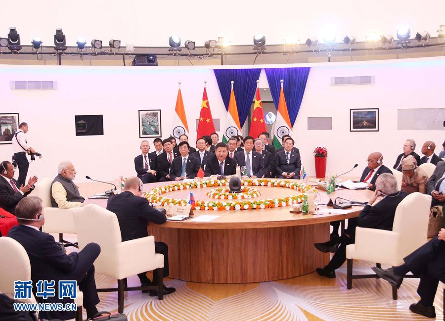 10月16日，金磚國(guó)家領(lǐng)導(dǎo)人第八次會(huì)晤在印度果阿舉行。中國(guó)國(guó)家主席習(xí)近平、印度總理莫迪、南非總統(tǒng)祖馬、巴西總統(tǒng)特梅爾、俄羅斯總統(tǒng)普京出席。習(xí)近平發(fā)表題為《堅(jiān)定信心　共謀發(fā)展》的重要講話。新華社記者姚大偉攝 