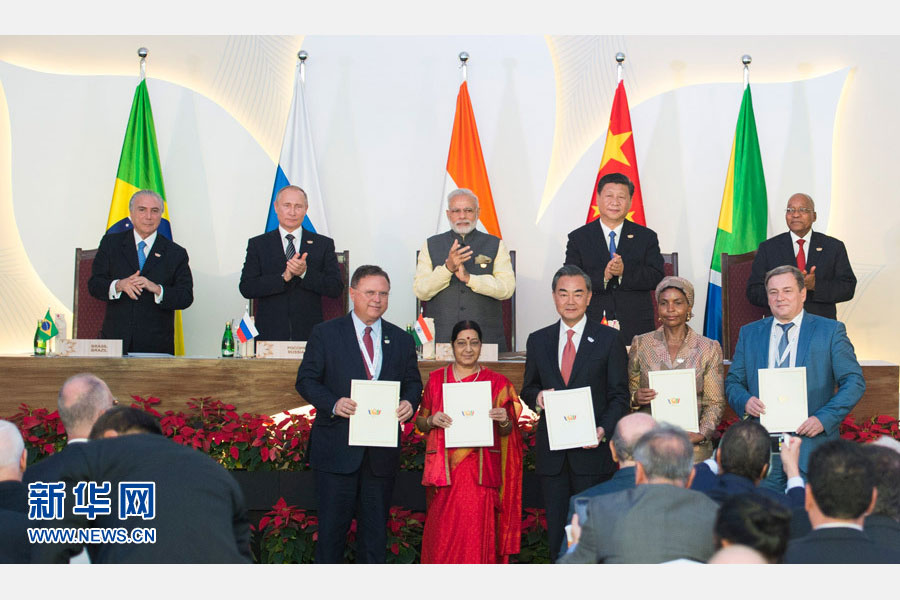 10月16日，金磚國(guó)家領(lǐng)導(dǎo)人第八次會(huì)晤在印度果阿舉行。中國(guó)國(guó)家主席習(xí)近平、印度總理莫迪、南非總統(tǒng)祖馬、巴西總統(tǒng)特梅爾、俄羅斯總統(tǒng)普京出席。這是會(huì)晤結(jié)束后，5國(guó)領(lǐng)導(dǎo)人共同見(jiàn)證合作文件的簽署，并出席聯(lián)合記者會(huì)。新華社記者謝環(huán)馳攝 