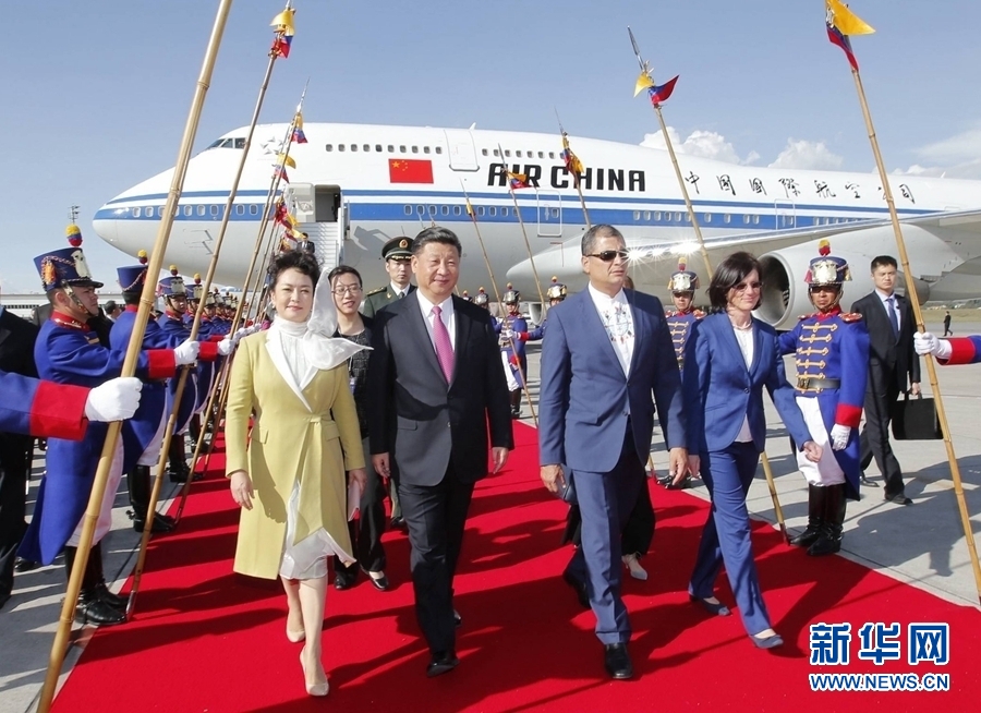 當(dāng)?shù)貢r間11月17日，國家主席習(xí)近平乘專機抵達(dá)基多，開始對厄瓜多爾共和國進(jìn)行國事訪問。厄瓜多爾總統(tǒng)科雷亞和夫人馬勒布等在機場熱情迎接習(xí)近平和夫人彭麗媛。新華社記者 鞠鵬 攝 