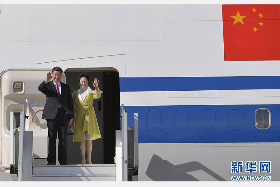 當(dāng)?shù)貢r間11月17日，國家主席習(xí)近平乘專機抵達(dá)基多，開始對厄瓜多爾共和國進(jìn)行國事訪問。這是習(xí)近平與夫人彭麗媛向歡迎人群揮手致意。新華社記者 王曄 攝 