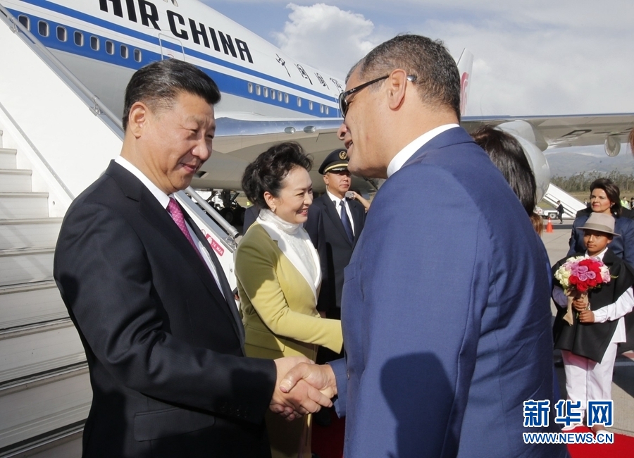 當(dāng)?shù)貢r間11月17日，國家主席習(xí)近平乘專機抵達(dá)基多，開始對厄瓜多爾共和國進(jìn)行國事訪問。厄瓜多爾總統(tǒng)科雷亞和夫人馬勒布等在舷梯旁熱情迎接習(xí)近平和夫人彭麗媛。新華社記者 鞠鵬 攝